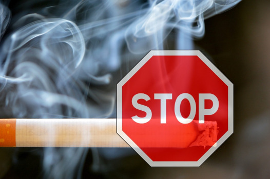 Stoppschild mit einer Zigarette